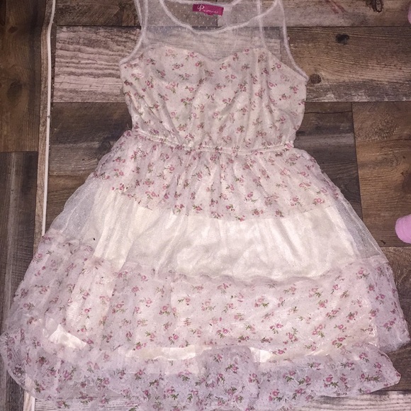 White dress - Picture 1 of 2